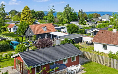 Pascal - 175M from the Sea: Zona Residenziale, Casa, Casa, Tetto, Paesaggio, Sobborgo, Villetta, Estate, Landscaping, Eco Hotel