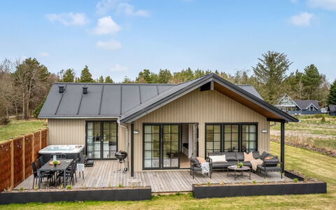 Emin - 2.8Km from the Sea: Mobilia, Legna, Interior Design, Pavimentazione, Pavimento, Sedia, Camera, Soffitto, Soggiorno, Appartamento