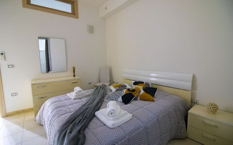Villa i Gabbiani Otranto: Letto, Camera Da Letto, Lenzuolo, Bedding, Interior Design, Mobilia, Legna, Pavimentazione, Pavimento, Camera
