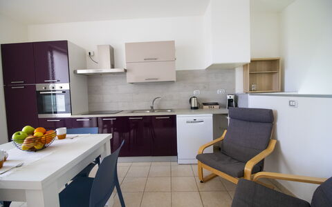 Villa i Gabbiani Otranto: Pavimentazione, Elettrodomestico Da Cucina, Mobilia, Legna, Interior Design, Apparecchio Major, Cucina, Controsoffitto, Pavimento, Cabinetry