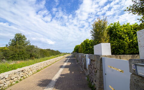 Villa i Gabbiani Otranto: Cielo, Blu, Giorno, Strada Transitabile, Passerella, Luce Del Sole, Marciapiede, Muro ​​Di Pietra, Trail, Sentiero