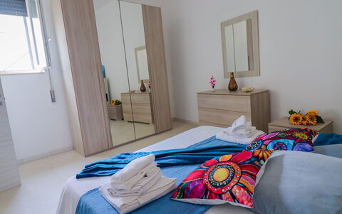 Elaia'S House Cannole: Mobilia, Interior Design, Pavimentazione, Legna, Pavimento, Camera, Tessile, Camera Da Letto, Letto, Appartamento
