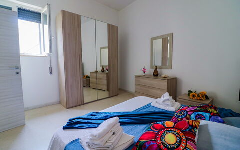 Elaia'S House Cannole: Mobilia, Interior Design, Pavimentazione, Pavimento, Legna, Camera Da Letto, Letto, Tessile, Camera, Lenzuolo