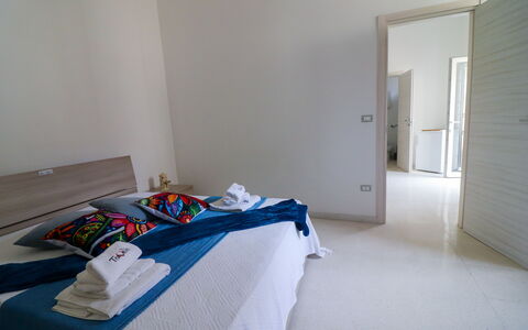 Elaia'S House Cannole: Pavimentazione, Pavimento, Legna, Interior Design, Mobilia, Letto, Camera Da Letto, Lenzuolo, Camera, Bedding