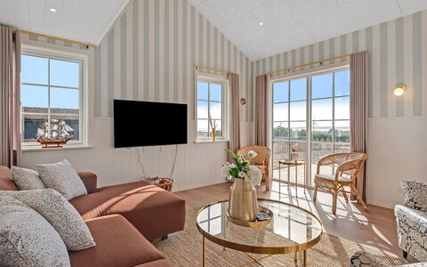 Delan - 650M from the Sea: Interior Design, Pavimentazione, Pavimento, Soffitto, Casa, Camera, Appartamento, Soggiorno, Pavimento In Legno