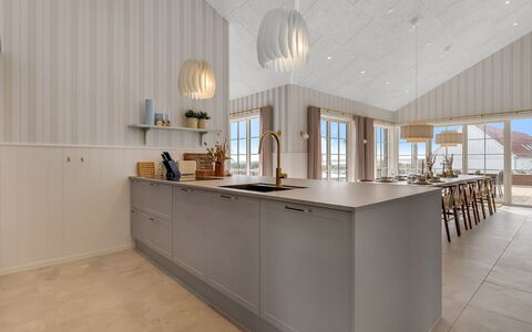 Delan - 650M from the Sea: Pavimentazione, Interior Design, Legna, Soffitto, Cucina, Pavimento, Lampada, Controsoffitto, Cabinetry, Mobilia