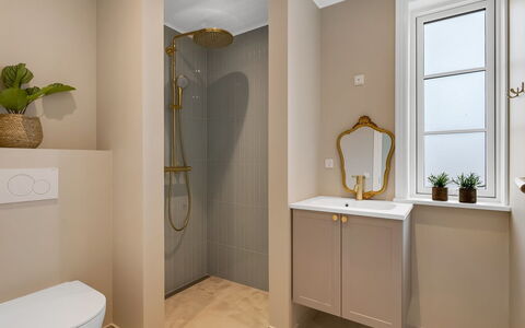 Delan - 650M from the Sea: Parete, Pavimentazione, Idraulico Fixture, Interior Design, Pavimento, Bagno, Idraulico, Gabinetto, Mobiletto Del Bagno, Porta