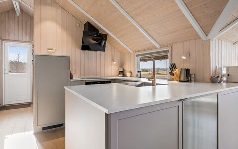 Caranus - 120M from the Sea: Legna, Soffitto, Cucina, Interior Design, Pavimentazione, Controsoffitto, Casa, Elettrodomestico Da Cucina, Idraulico Fixture, Apparecchio Major