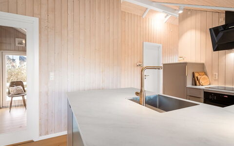 Caranus - 120M from the Sea: Pavimentazione, Legna, Pavimento, Interior Design, Pavimento In Legno, Soffitto, Controsoffitto, Latifoglie, Plank, Cucina