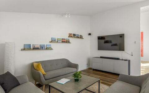 Emelita - 1.4Km from the Sea: Mobilia, Legna, Interior Design, Pavimentazione, Pavimento, Sedia, Camera, Soffitto, Soggiorno, Appartamento