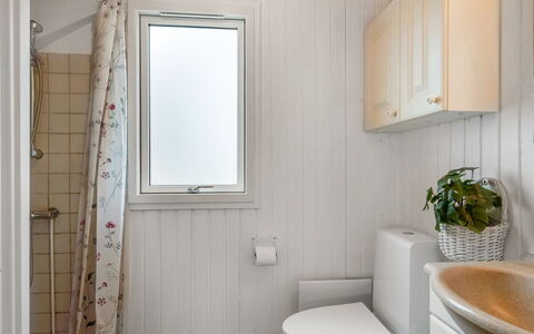 Nikica - from the Sea: Parete, Legna, Idraulico Fixture, Pavimentazione, Pavimento, Interior Design, Bagno, Toilet Seat, Gabinetto, Lavello