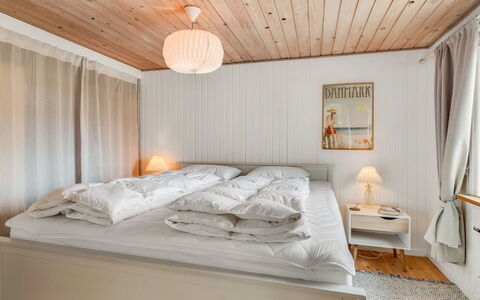 Nikica - from the Sea: Letto, Mobilia, Interior Design, Camera Da Letto, Legna, Pavimento, Bedding, Pavimentazione, Lenzuolo, Soffitto