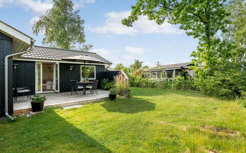 Nikica - from the Sea: Casa, Tetto, Casa, Zona Residenziale, Villetta, Arbusto, Giardino, Prato, Groundcover, Estate