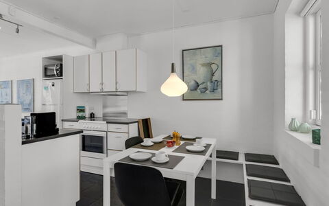 Alwina - 900M from the Sea: Mobilia, Interior Design, Pavimentazione, Parete, Soffitto, Lampada, Pavimento, Cucina, Appartamento, Camera