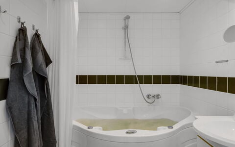 Alwina - 900M from the Sea: Bagno, Vasca Da Bagno, Idraulico Fixture, Interior Design, Pavimentazione, Rubinetto, Pavimento, Idraulico, Piastrella, Doccia