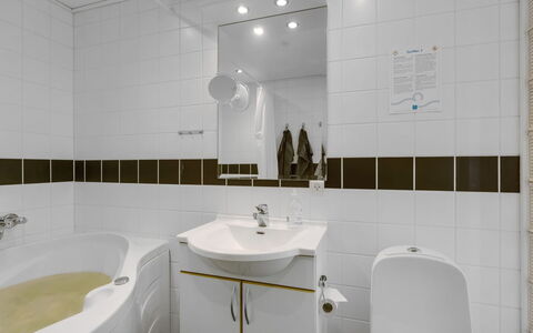 Alwina - 900M from the Sea: Bagno, Idraulico Fixture, Interior Design, Pavimentazione, Lavello, Gabinetto, Pavimento, Rubinetto, Lavandino Del Bagno, Idraulico