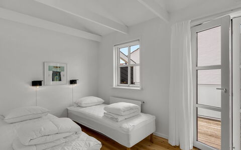 Alwina - 900M from the Sea: Pavimento, Interior Design, Camera Da Letto, Pavimentazione, Letto, Soffitto, Appartamento, Camera, Bedding, Telaio Del Letto