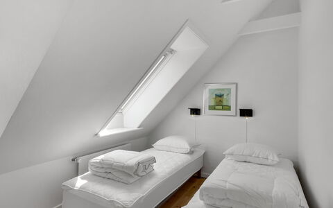 Alwina - 900M from the Sea: Letto, Camera Da Letto, Interior Design, Pavimento, Bedding, Soffitto, Lenzuolo, Pavimentazione, Telaio Del Letto, Mobilia