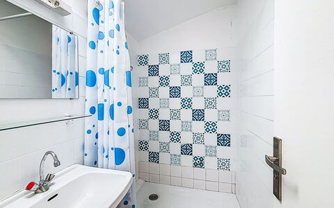 Maison le Magouër: Blu, Bagno, Pavimentazione, Idraulico Fixture, Pavimento, Interior Design, Piastrella, Idraulico, Soffitto, Rubinetto