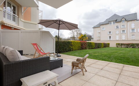 Les Orchidées: Zona Residenziale, Casa, Giardino, Appartamento, Estate, Landscaping, Cortile, Prato, Cortile, Balcone