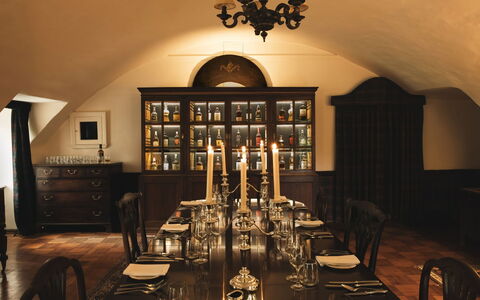 Innes House: Mobilia, Interior Design, Tavolo, Lampada, Soffitto, Illuminazione, Sedia, Pavimentazione, Cucina & Sala Da Pranzo Tavolo, Sala Da Pranzo