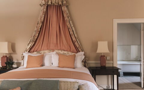 Innes House: Mobilia, Letto, Interior Design, Camera Da Letto, Bedding, Lenzuolo, Legna, Biancheria, Camera, Illuminazione