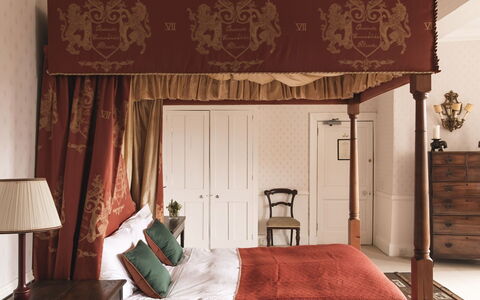 Innes House: Mobilia, Interior Design, Camera Da Letto, Legna, Pavimentazione, Letto, Pavimento, Soffitto, Illuminazione, Camera