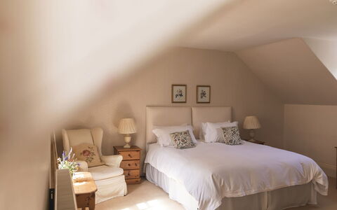 Innes House: Mobilia, Letto, Interior Design, Camera Da Letto, Bedding, Parete, Lenzuolo, Soffitto, Legna, Camera