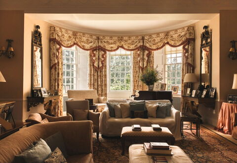 Innes House: Mobilia, Interior Design, Divano, Parete, Soggiorno, Pavimentazione, Legna, Pavimento, Camera, Casa