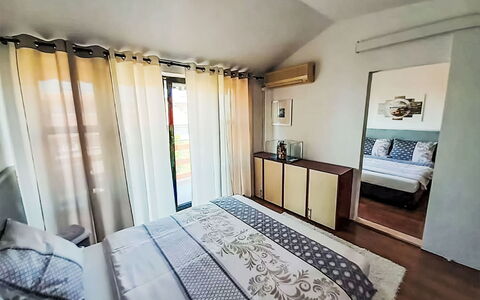 Novi Vinodolski 151: Mobilia, Letto, Interior Design, Camera Da Letto, Pavimento, Pavimentazione, Lenzuolo, Camera, Bedding, Legna