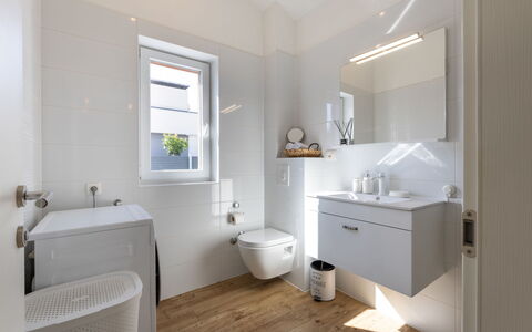 Olivia: Bagno, Idraulico Fixture, Interior Design, Pavimentazione, Pavimento, Parete, Lavello, Gabinetto, Lavandino Del Bagno, Rubinetto