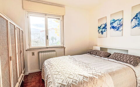 Sirio Vista Blu Apartment: Letto, Bedding, Interior Design, Camera Da Letto, Mobilia, Lenzuolo, Parete, Pavimento, Pavimentazione, Camera