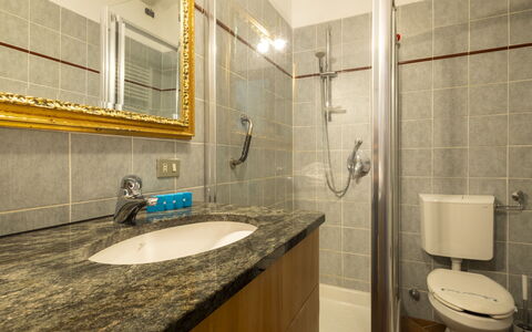 Leonard Lake: Lavandino Del Bagno, Bagno, Idraulico Fixture, Lavello, Parete, Interior Design, Pavimentazione, Rubinetto, Specchio, Pavimento
