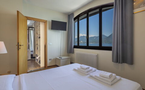 Leonard Lake: Camera Da Letto, Letto, Bedding, Telaio Del Letto, Lenzuolo, Hotel, Materasso, Biancheria, Lampada, Balcone