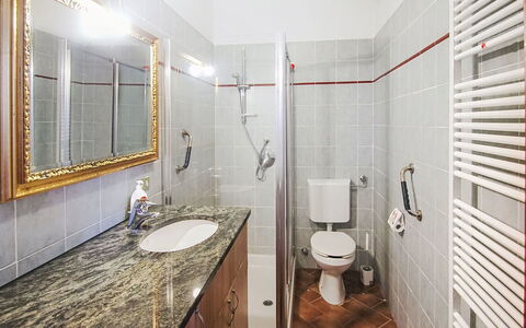 Leonard Lake: Idraulico Fixture, Bagno, Lavandino Del Bagno, Lavello, Pavimentazione, Interior Design, Pavimento, Rubinetto, Idraulico, Gabinetto
