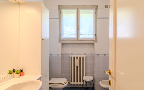 Casa Aldes: Pavimentazione, Pavimento, Interior Design, Idraulico Fixture, Bagno, Camera, Idraulico, Rubinetto, Lavello, Appartamento