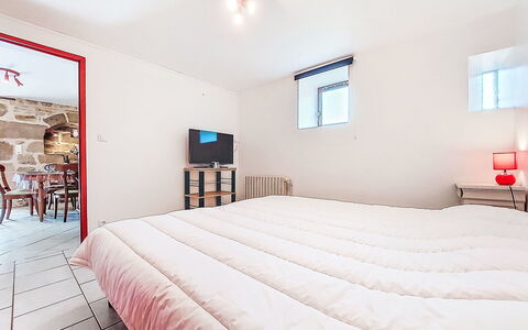 Gite de la Chapelle: Camera Da Letto, Letto, Pavimento, Mobilia, Interior Design, Pavimentazione, Lenzuolo, Casa, Bedding, Soffitto