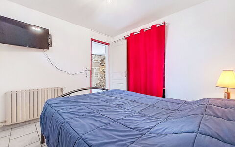 Gite de la Chapelle: Camera Da Letto, Letto, Pavimento, Pavimentazione, Interior Design, Lenzuolo, Mobilia, Bedding, Camera, Casa