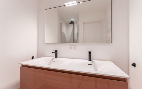Wanderlust Belgium with Parking: Lavandino Del Bagno, Idraulico Fixture, Interior Design, Mobiletto Del Bagno, Lavello, Bagno, Idraulico, Rubinetto, Pavimentazione, Specchio