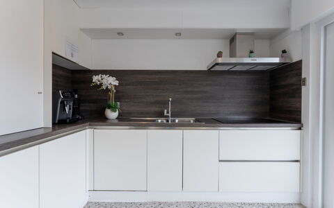 Wanderlust Belgium with Parking: Cucina, Controsoffitto, Cabinetry, Interior Design, Pavimentazione, Legna, Elettrodomestico Da Cucina, Casa, Pavimento, Idraulico Fixture