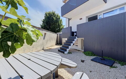 Wanderlust Belgium with Parking: Materiale Composito, Shade, Giardino, Calcestruzzo, Landscaping, Backyard, Cortile, Balcone, Cortile, Home Scherma
