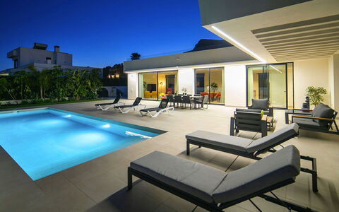 Pouw: Piscina, Ricorrere, Architettura, Mobili Da Esterno, Interior Design, Mobilia, Pavimentazione, Zona Residenziale, Pavimento, Casa