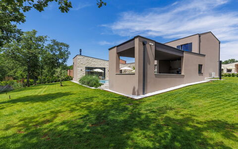 La Mari: Architettura, Casa, Facciata, Zona Residenziale, Casa, Tetto, Estate, Giardino, Landscaping, Villetta