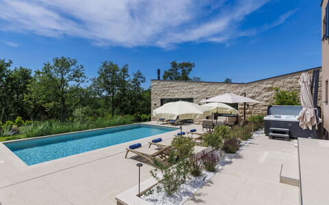 La Mari: Piscina, Materiale Composito, Estate, Giardino, Flagstone, Shade, Landscaping, Calcestruzzo, Cortile, Villa