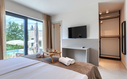 La Mari: Mobilia, Appartamento, Sedia, Camera Da Letto, Mobili Da Esterno, Shade, Design, Ricorrere, Letto, Telaio Del Letto