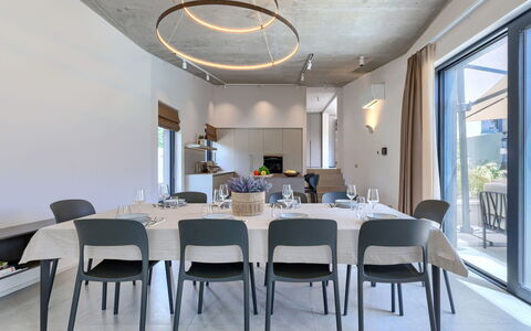La Mari: Mobilia, Interior Design, Sedia, Soffitto, Tavolo, Cucina & Sala Da Pranzo Tavolo, Lampada, Pavimentazione, Sala Da Pranzo, Illuminazione