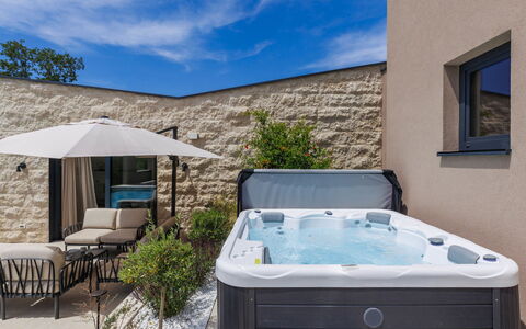 La Mari: Idraulico Fixture, Vasca Da Bagno, Mobilia, Piscina, Ricorrere, Mobili Da Esterno, Vasca Idromassaggio, Sedia, Pianta Della Casa