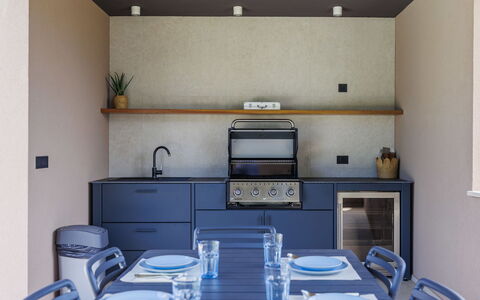 La Mari: Cucina, Interior Design, Mobilia, Controsoffitto, Elettrodomestico Da Cucina, Legna, Pavimentazione, Cabinetry, Illuminazione, Cucina Stufa