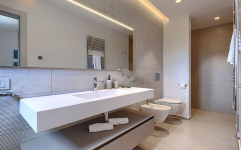 La Mari: Bagno, Idraulico Fixture, Pavimentazione, Lavandino Del Bagno, Interior Design, Lavello, Specchio, Pavimento, Rubinetto, Soffitto