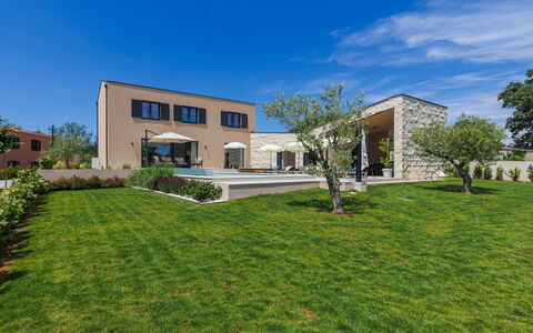 Sola: Zona Residenziale, Casa, Estate, Giardino, Driveway, Prato, Landscaping, Dimora, Sobborgo, Agriturismo